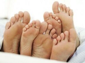 pés sans despois do tratamento de fungos entre os dedos dos pés